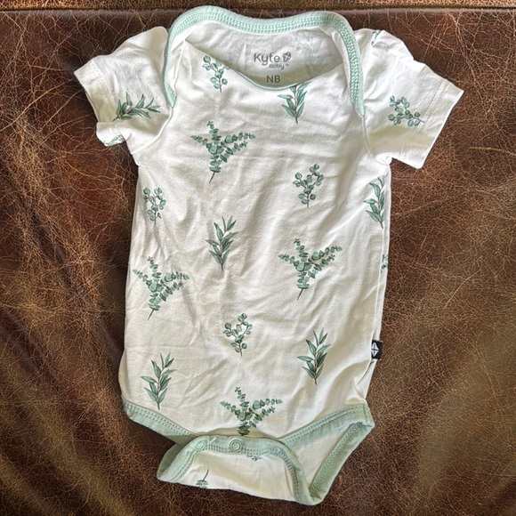 Kyte BABY Eucalyptus Print Onesie NB - Picture 1 of 2